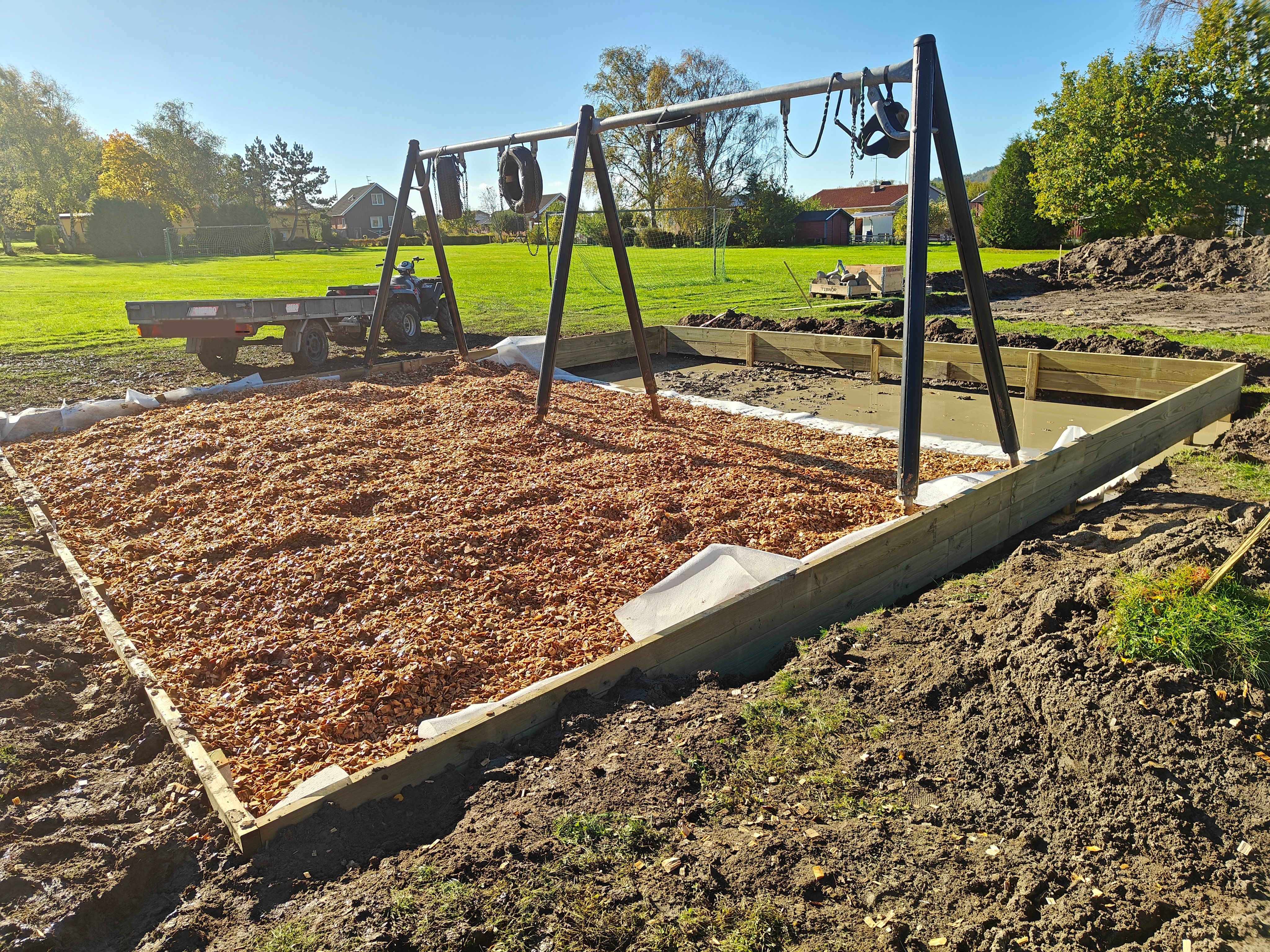 Gungstativ och gummimatta i lekparken
