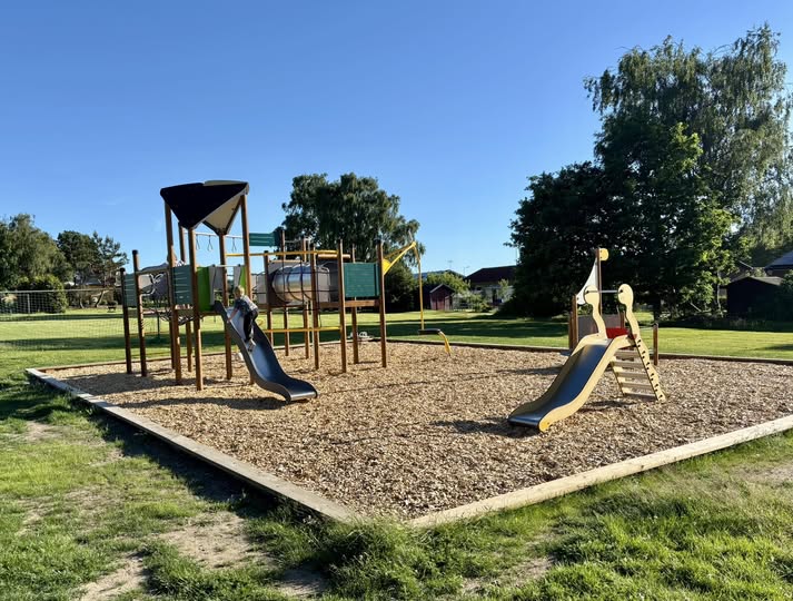 Sittplatser och picknickbord vid lekparken
